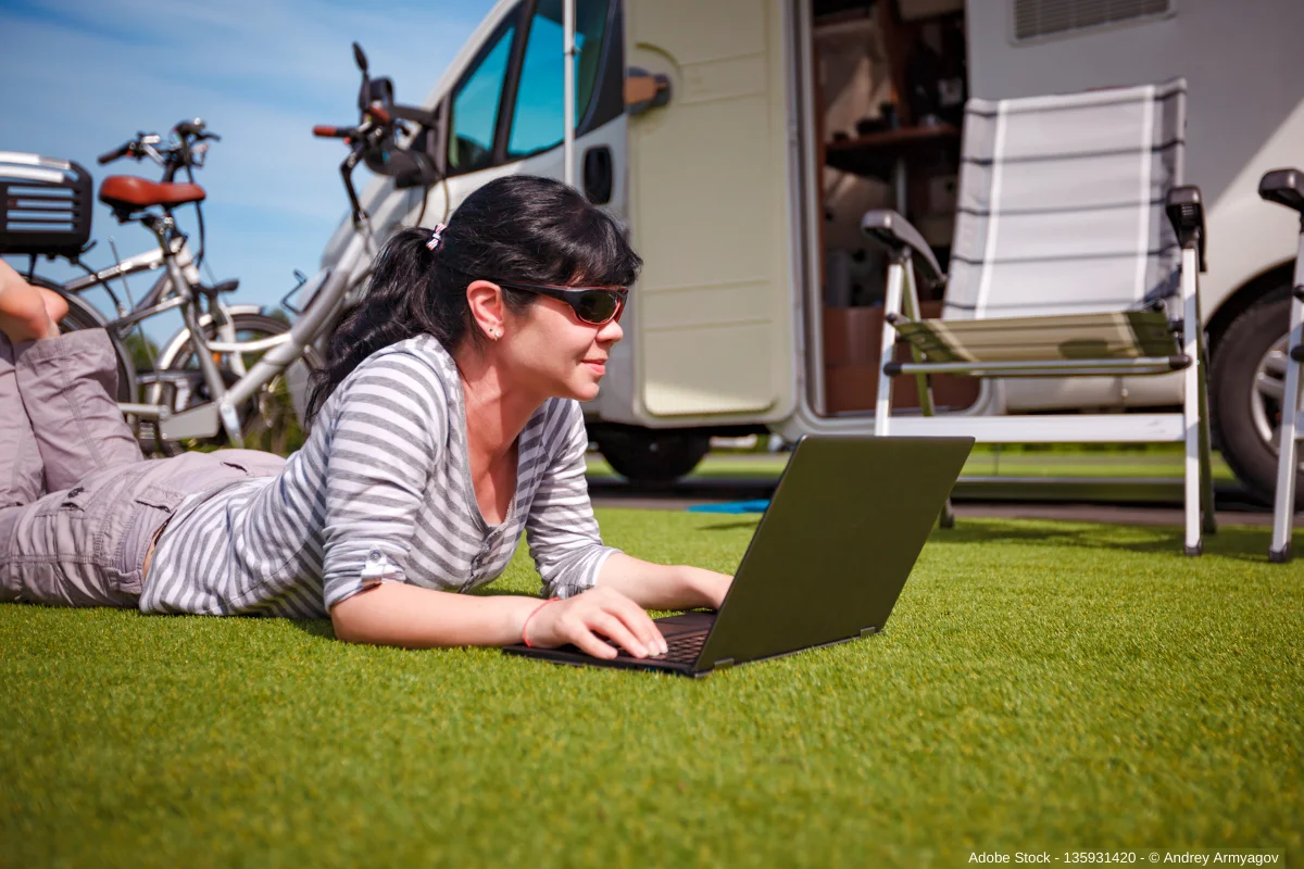 In diesem ausführlichen Artikel erfahren Sie alles wissenswerte darüber wie mit Satelliten Internet Wohnmobil Urlaub noch entspannter wird..